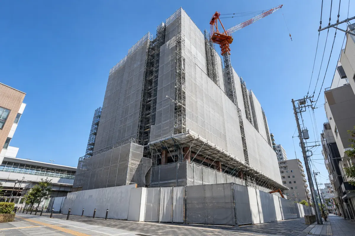 建設中の複合ビルとクレーン